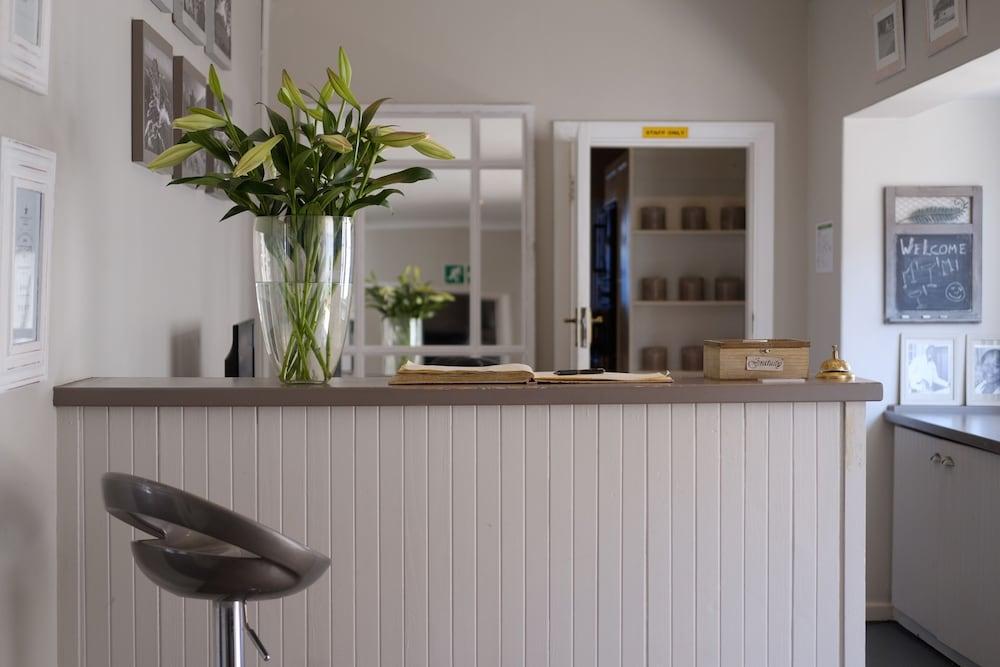 Guest house Constantia White